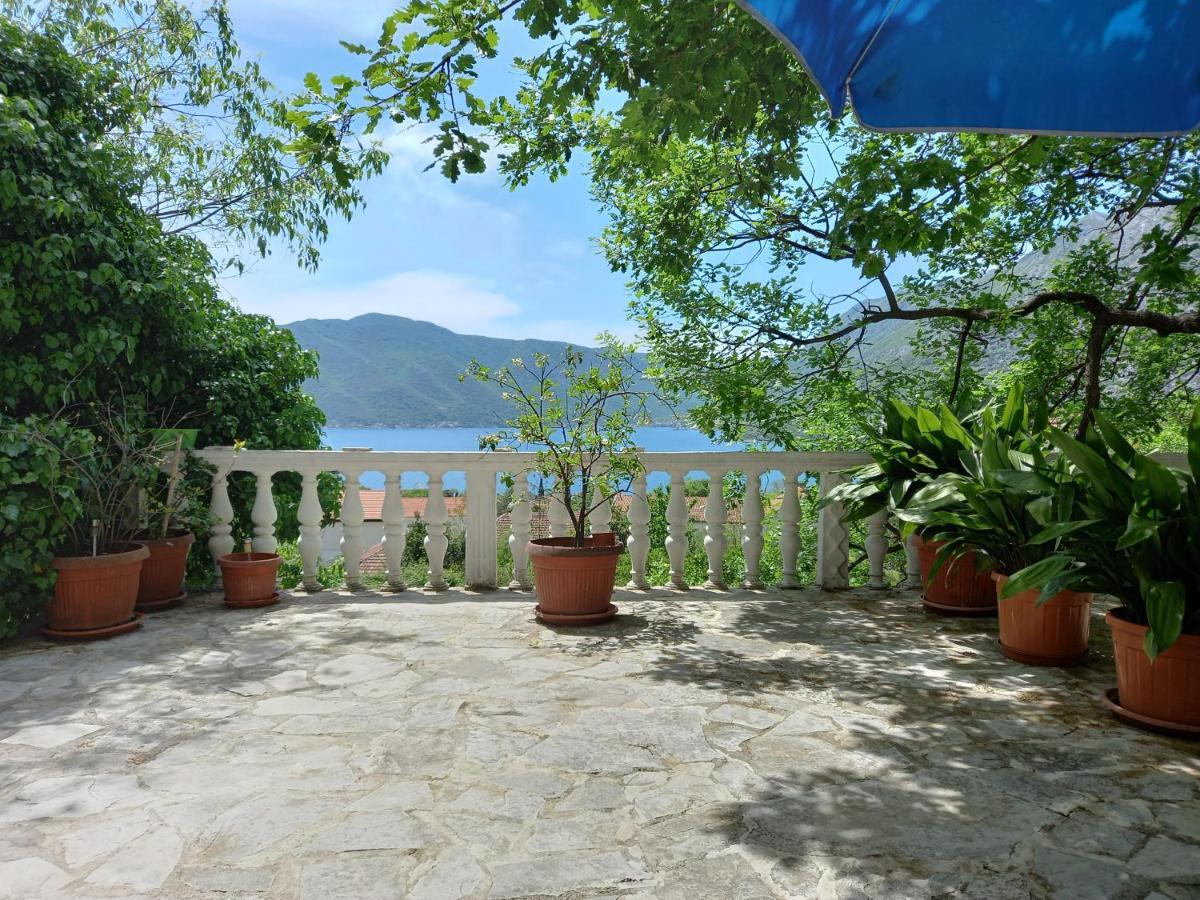 Sea View Hotel Risan Luaran gambar