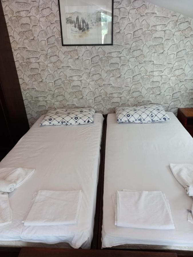 Sea View Hotel Risan Luaran gambar